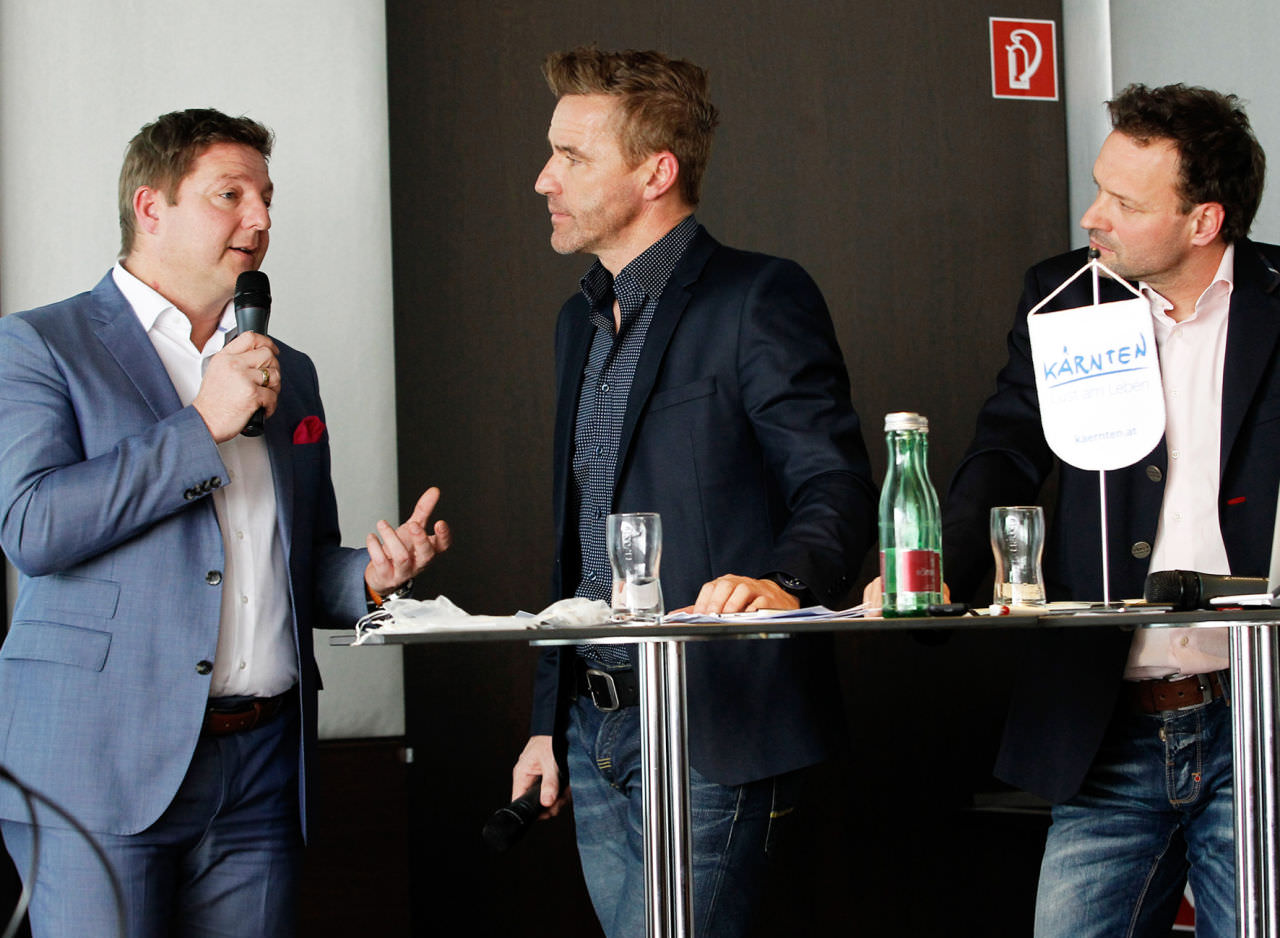 Bürgermeister Günther Albel, Moderator Joschi Kopp und Paco Wrolich (Kärnten Werbung Projektmanagement Rad) anlässlich der '5-Sterne-Auszeichnung-Zertifikatsverleihung' für den Drauradweg