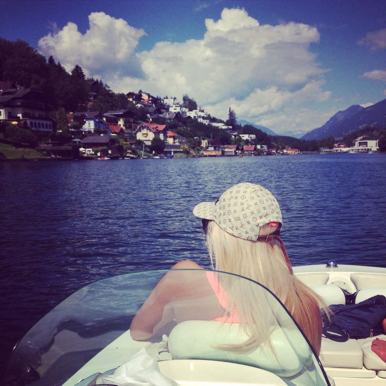Anna-Lisa liebt die Sonne und Boot Fahren am See (hier der Millstättersee)