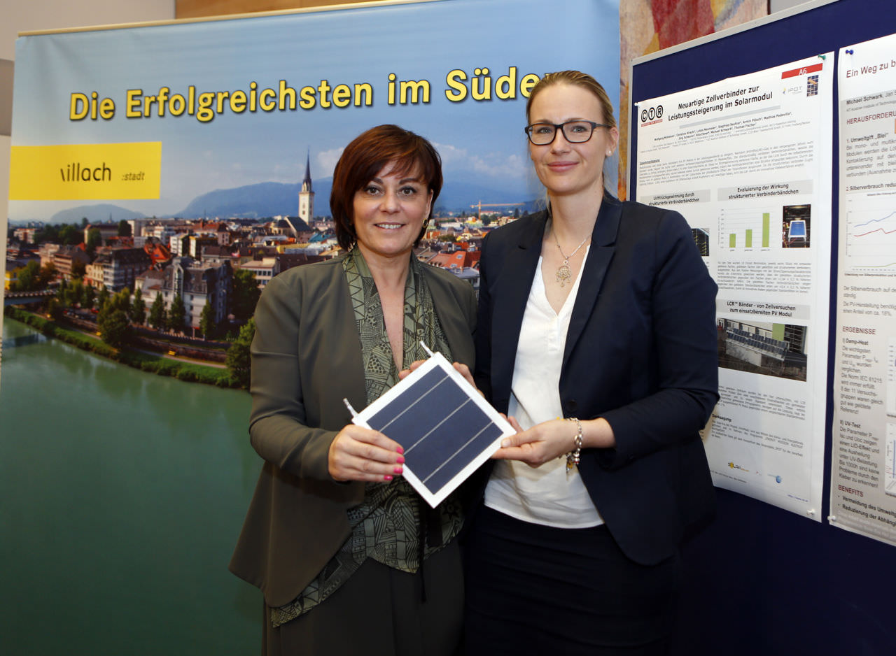 In Drobollach wird in enger Kooperation mit dem CTR die erste bleifreie Photovoltaik-Anlage in Österreich umgesetzt: Energiereferentin Vizebürgermeisterin Petra Oberrauner (links) und Christina Hirschl (CTR)
