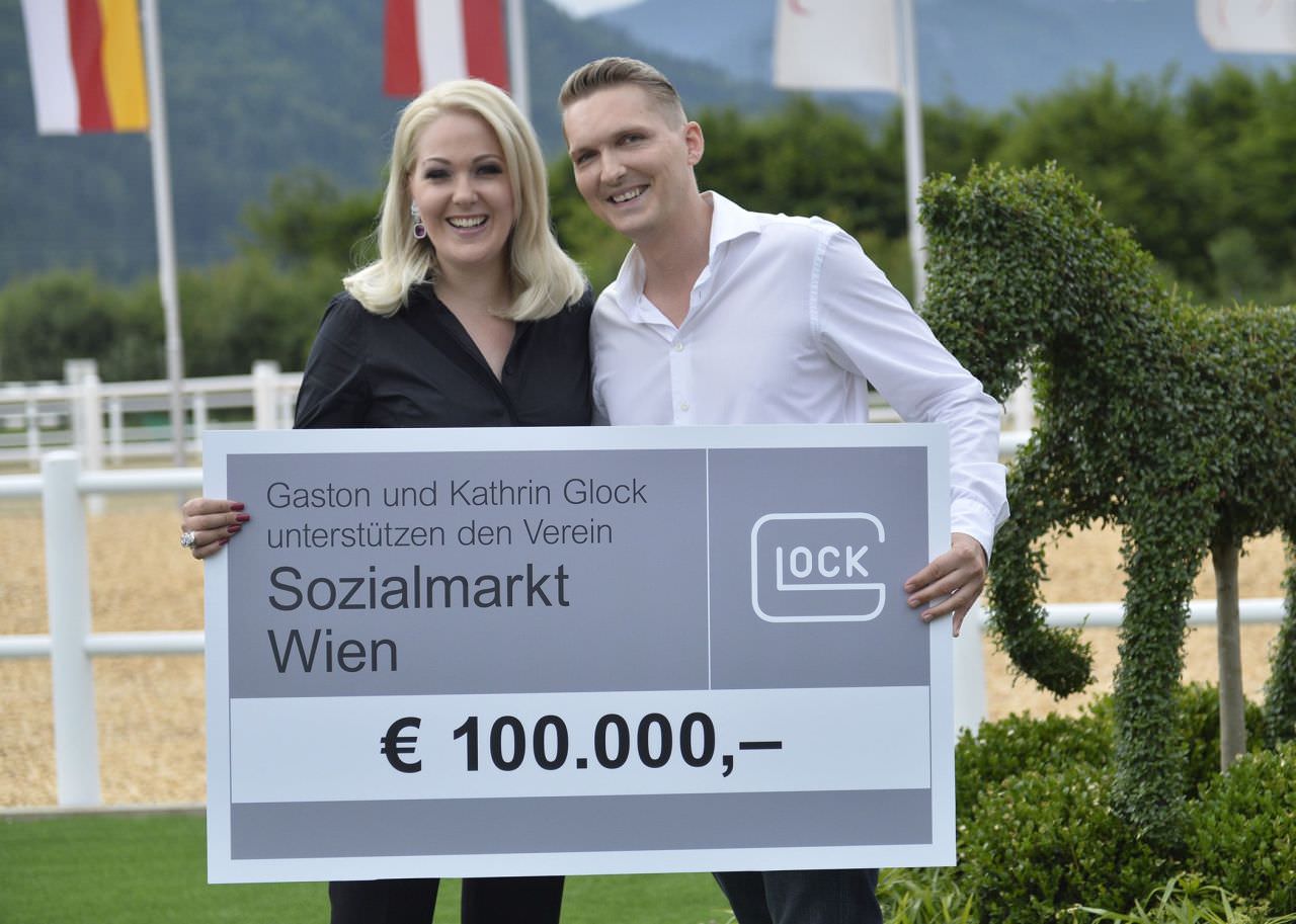 Kathrin Glock anlässlich einer Spende von 100.000 Euro für drei Sozialmärkte