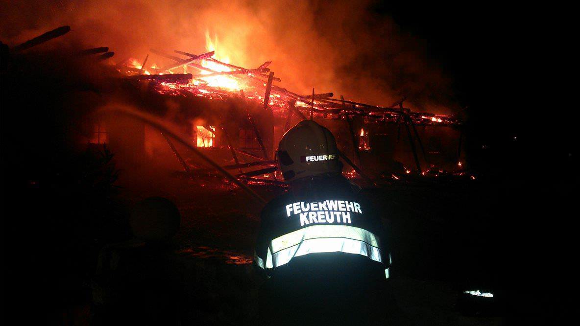Brandgefährlicher Einsatz für die freiwilligen Feuerwehrmänner