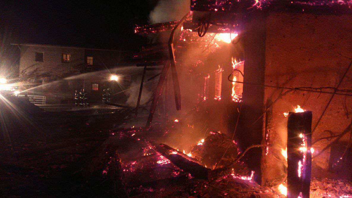 Ein Wirtschaftsgebäude in Saak steht in Flammen