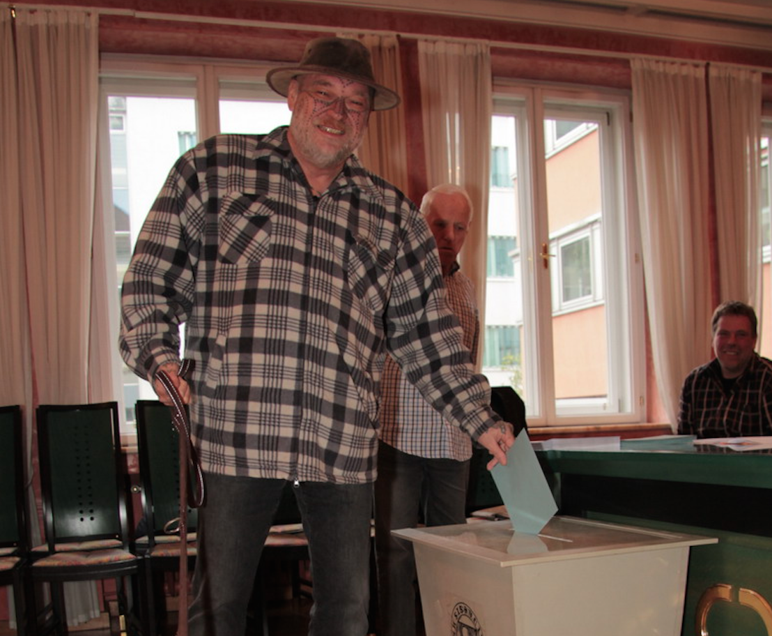 Stimmabgabe im Wahllokal Standesamtplatz Villach: Auch in Villach Stadt lag Hofer mit knapp 40% überlegen vorne.