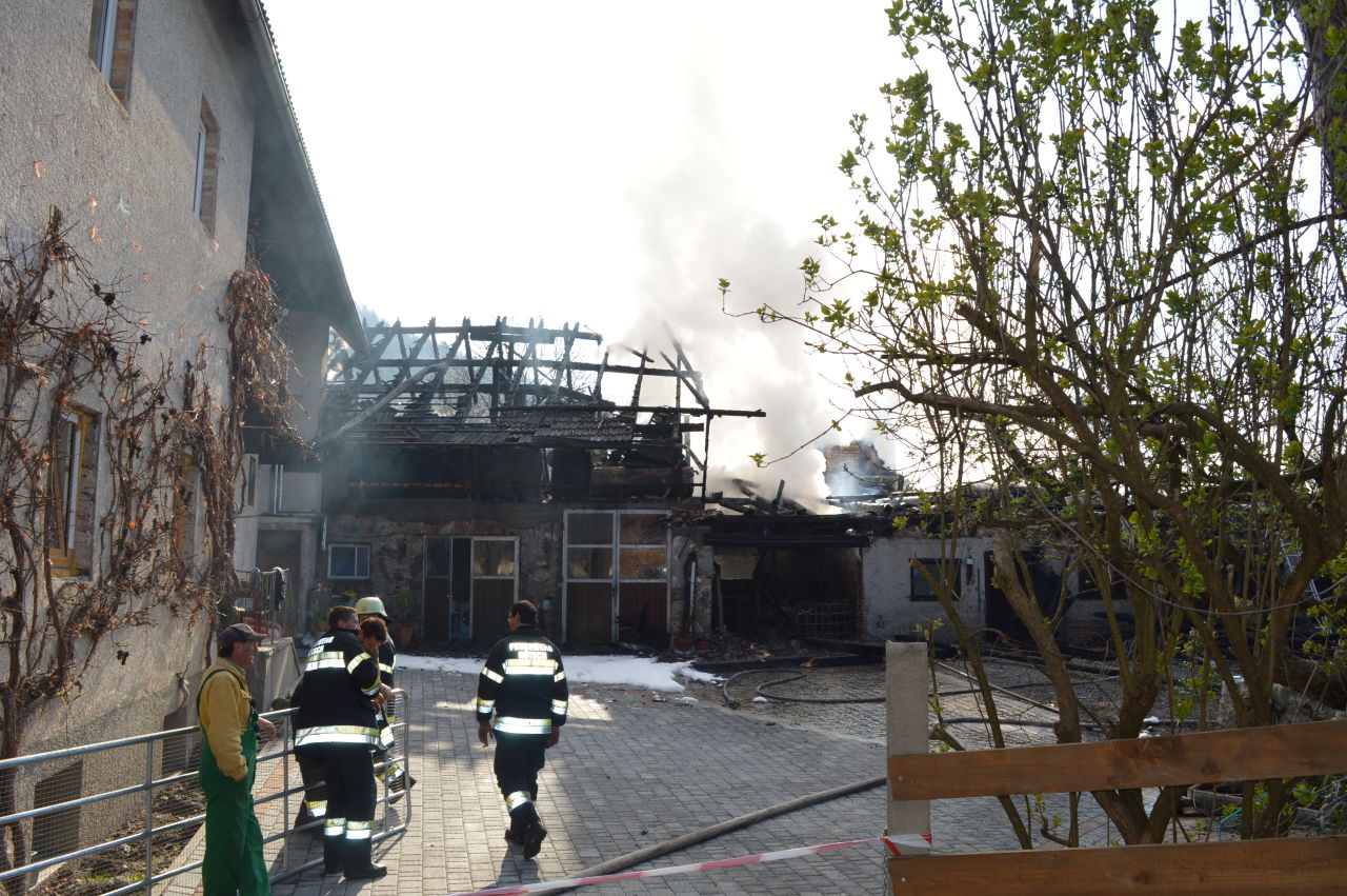 Das angrenzende Wohnhaus konnte gerettet werden. Das Wirtschatsgebäude fiel den Flammen zum Opfer.