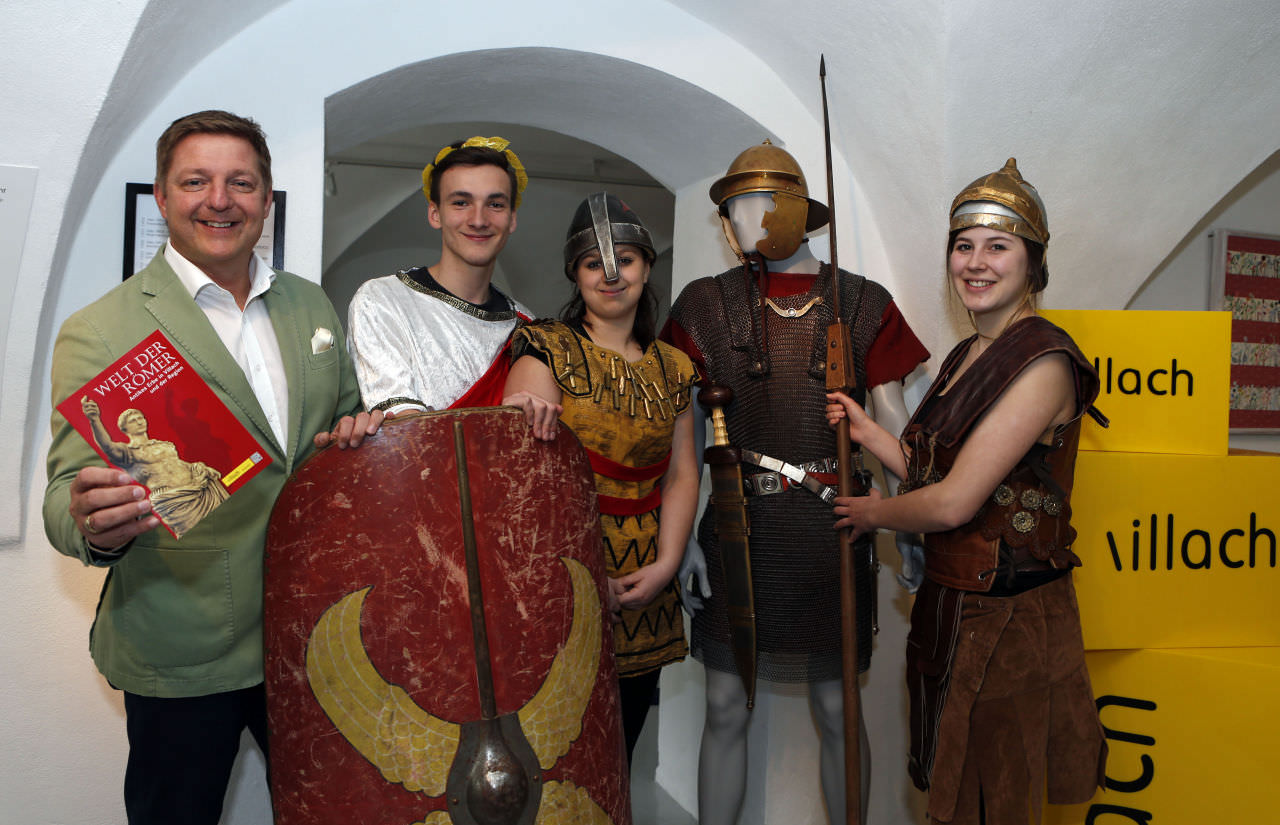 Bürgermeister Günther Albel mit Museumsleiter Dr. Kurz Karpf  und den CHS-Schülern Nikolas Thomasser, Laura Puksbaum und Astrid Ortner, die sich als Römer präsentierten