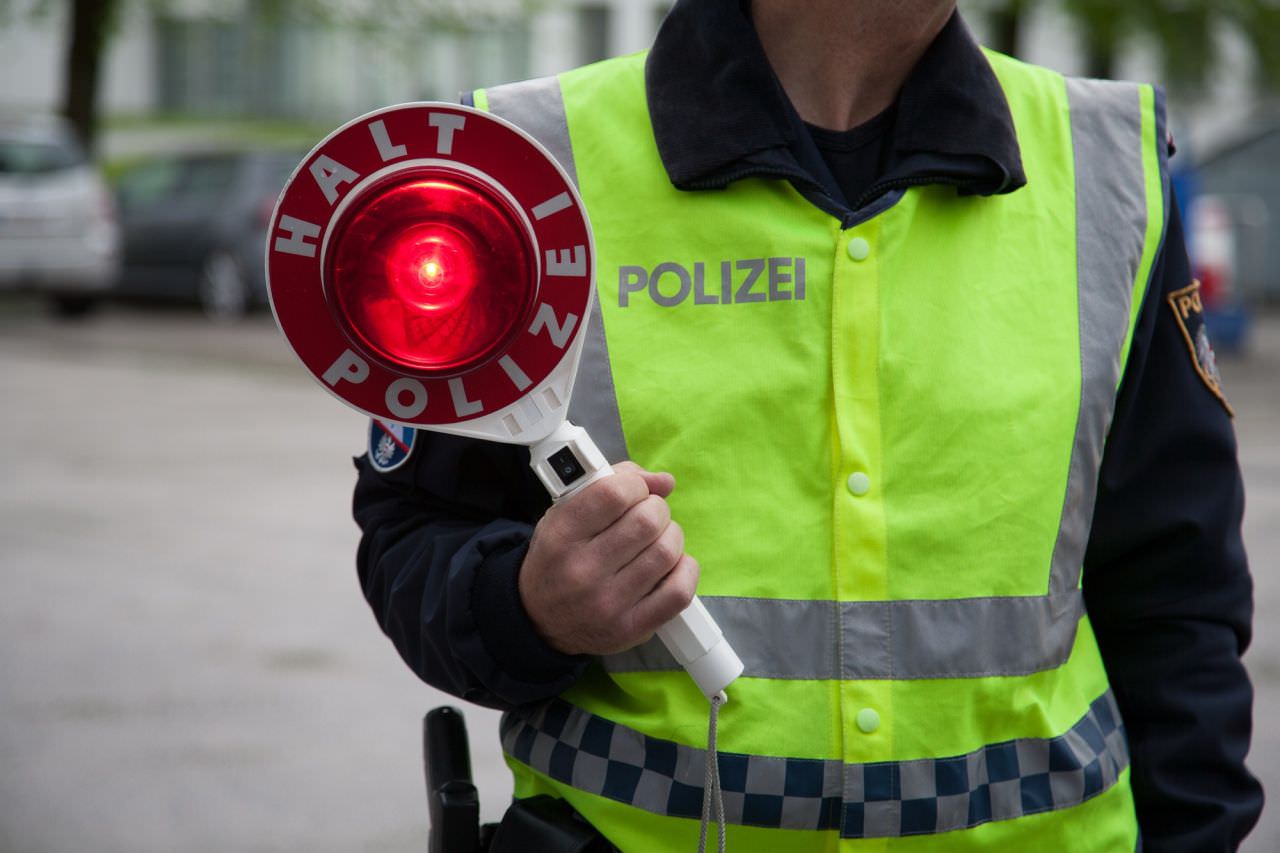 Bei einer Verkehrskontrolle heute Nachmittag wurden die beiden Verdächtigen von Polizeibeamten in Klagenfurt vorläufig festgenommen.