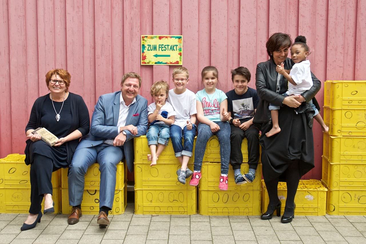 Bürgermeister Günther Albel und Vizebürgermeisterin Dr.in Petra Oberrauner genießen die Stimmung gemeinsam mit der Leiterin des Kindergartens Fellach Monika Zihlarz inmitten unter den begeisterten Kids.