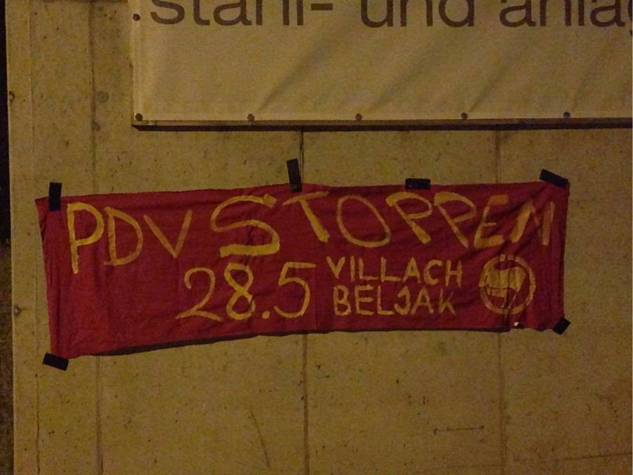 Über Nacht wurden Banner angebracht um so der Partei des Volkes entgegenzutreten.
