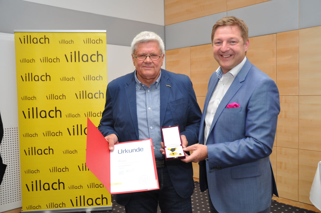 Bürgermeister Günther Albel verlieh Karl-Heinz das Villacher Ehrenzeichen.