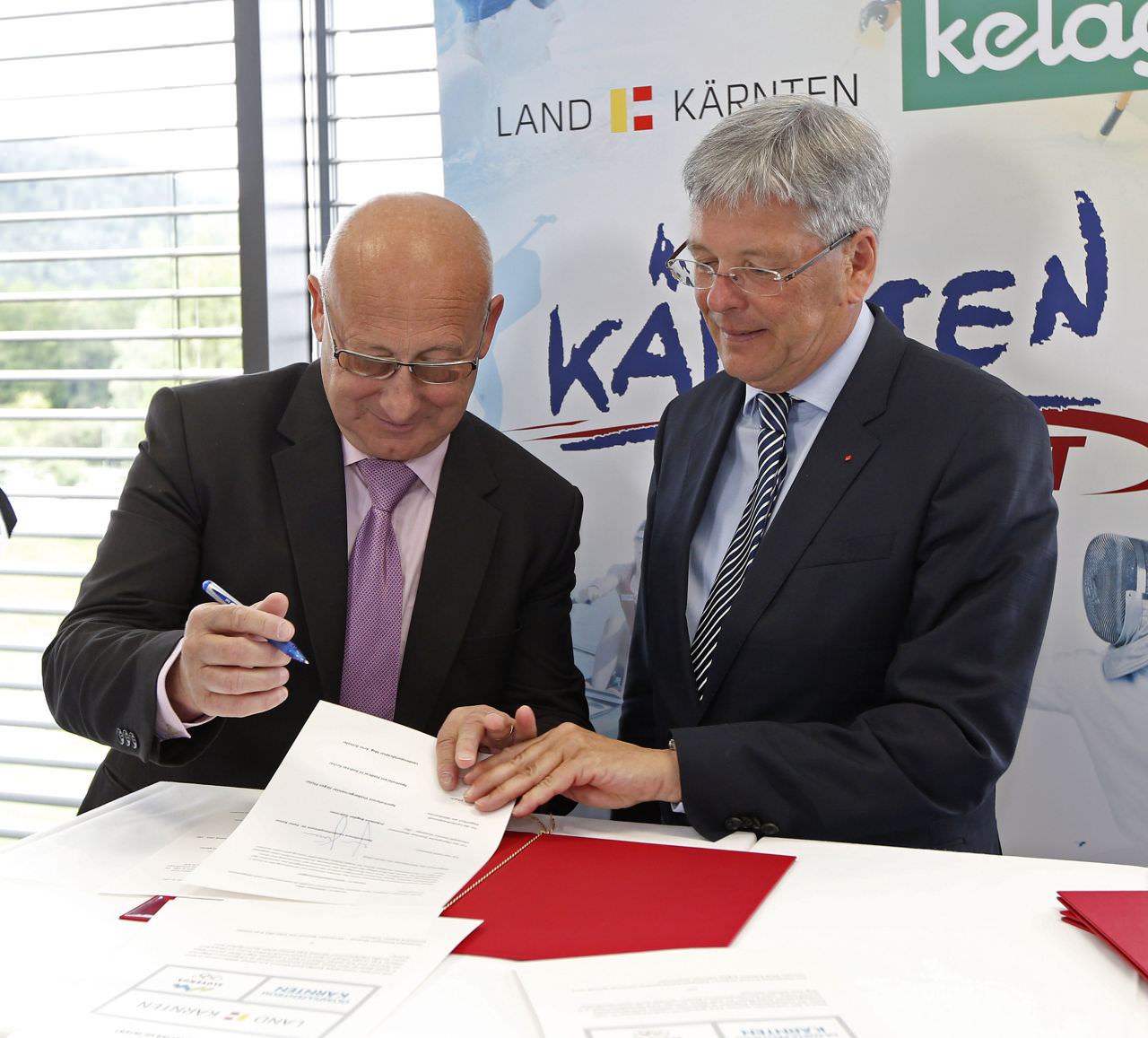 LH Peter Kaiser mit Bogdan Gabrovec, Präsident slownisches Olympiakomitee beim Unterzeichnen des Letter Of Intents