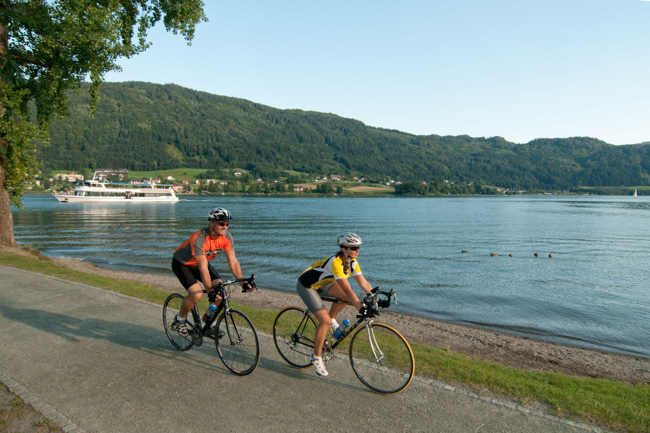 Ob per Fahrrad oder auf Inlinern, Hauptsache nicht mit dem Auto. Rund geht's um den Ossiacher See.