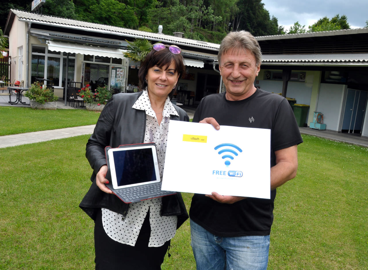 Im Strandbad Egg testete Vizebürgermeisterin Dr.in Petra Oberrauner mit Bad-Pächter Peter Juchart das neue „Free W-LAN“.