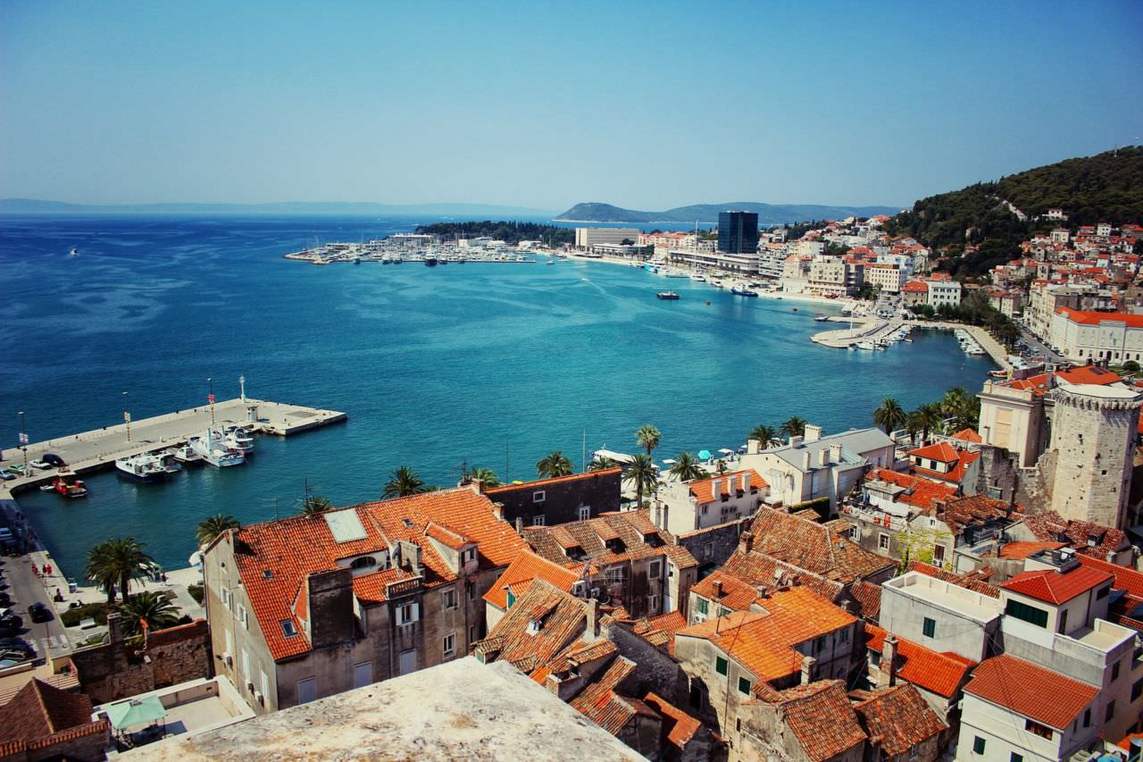 Split in Kroatien – hier lässt sich nicht nur der Strand genießen sondern die Gassen und Fassaden laden zum romantischen Flanieren ein