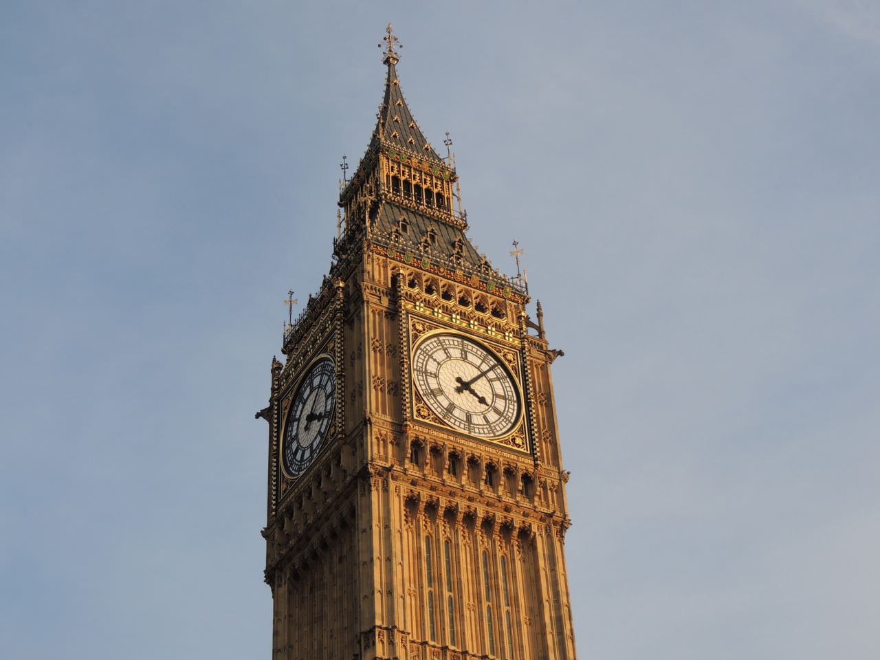 Der Name Big Ben bezeichnet die schwerste der fünf Glocken des berühmten Uhrturms am Palace of Westminster in London