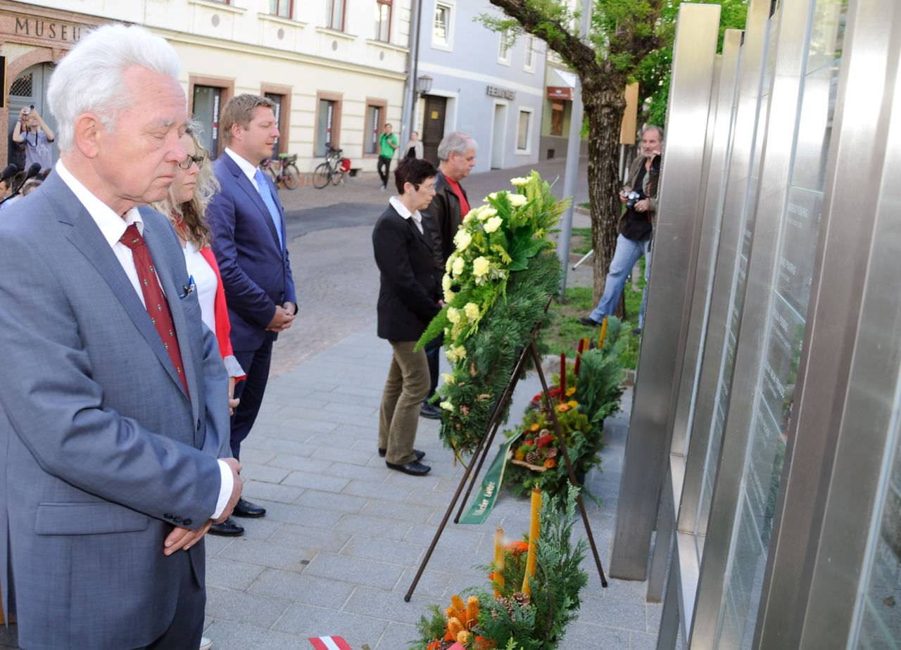 Bürgermeister Günther Albel (Mitte) und Mag. Hans Haider, Obmann des Vereines Erinnern, vor dem Denkmal der Namen.