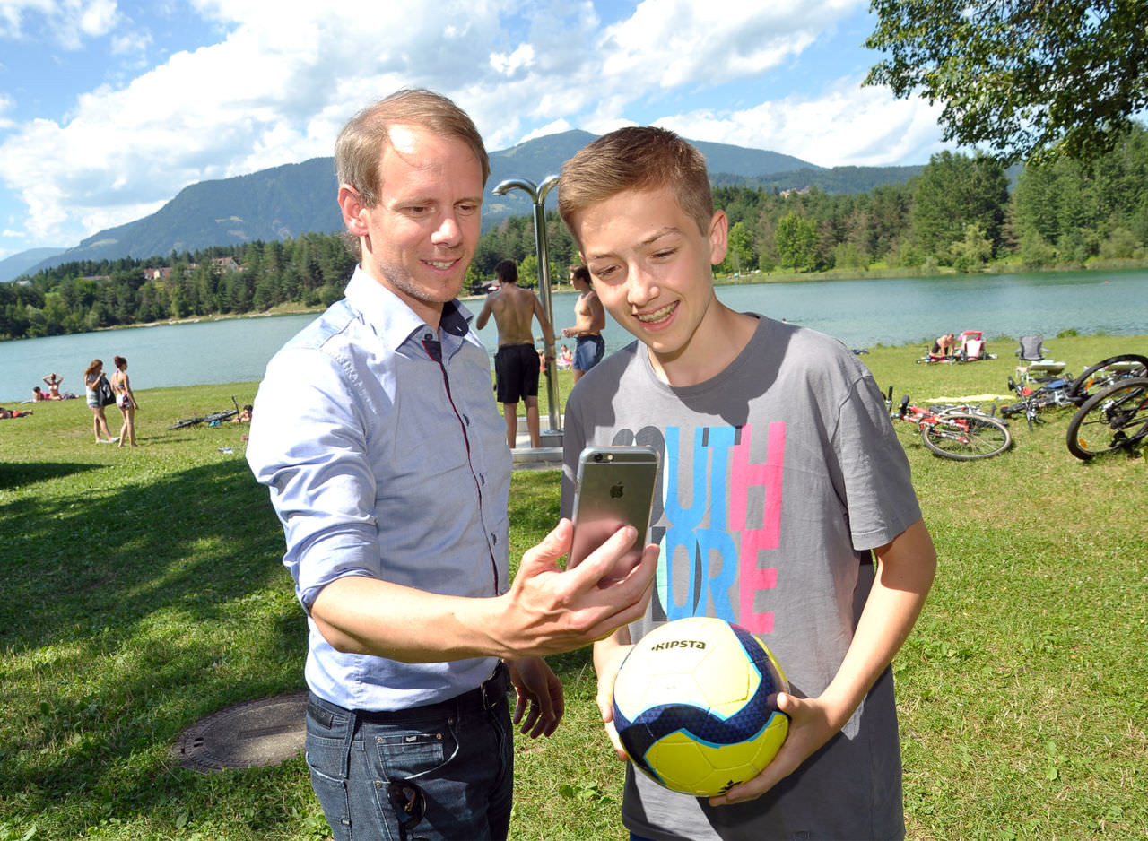 „Free W-LAN“ jetzt auch am Silbersee: Stadtrat Andreas Sucher und Christian Adunka freuen sich!