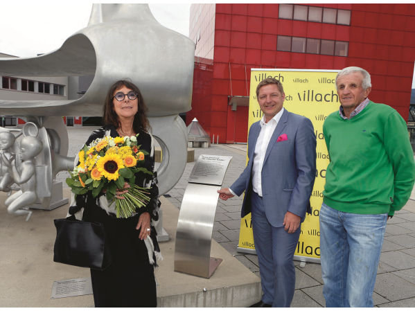 Von links: Mag.a Christine Gironcoli, Bürgermeister Günther Albel und Wolfgang Gabriel vor der Gironcoli-Skulptur 'Wir VillacherKinder'.