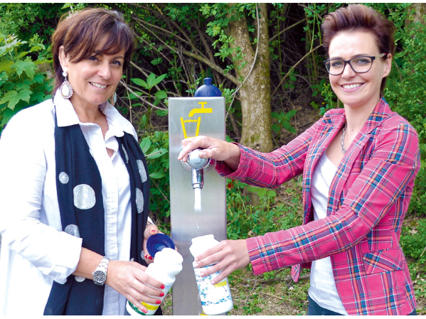 Vizebürgermeisterin Dr.in Petra Oberrauner und Stadträtin Katharina Spanring beim neuenTrinkwasserbrunnen am Drauradweg.