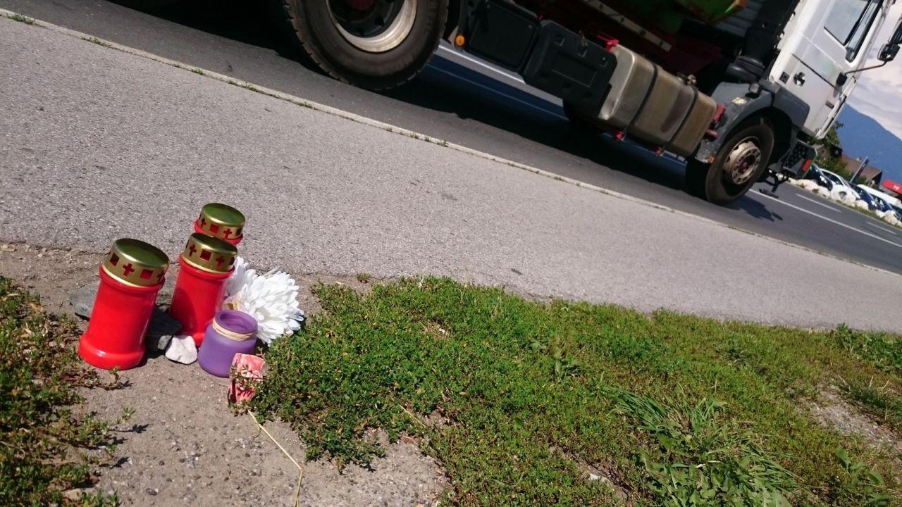 An der Unfallstelle wurden Kerzen und Blumen hinterlegt.