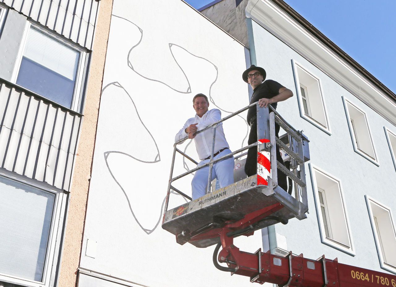 Bürgermeister Günther Albel und Kurt Hofstetter vor der neuen, künstlerisch gestalteten Fassade der Galerie Freihausgasse