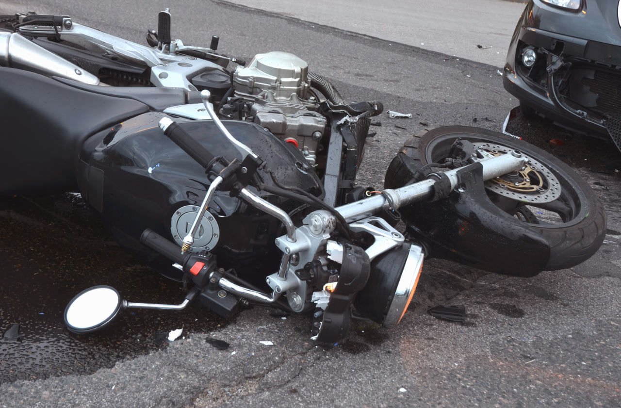 Bei der Kollision zwischen dem PKW und dem Motorrad-Lenker kam dieser zu Sturz und verletzte sich schwer.