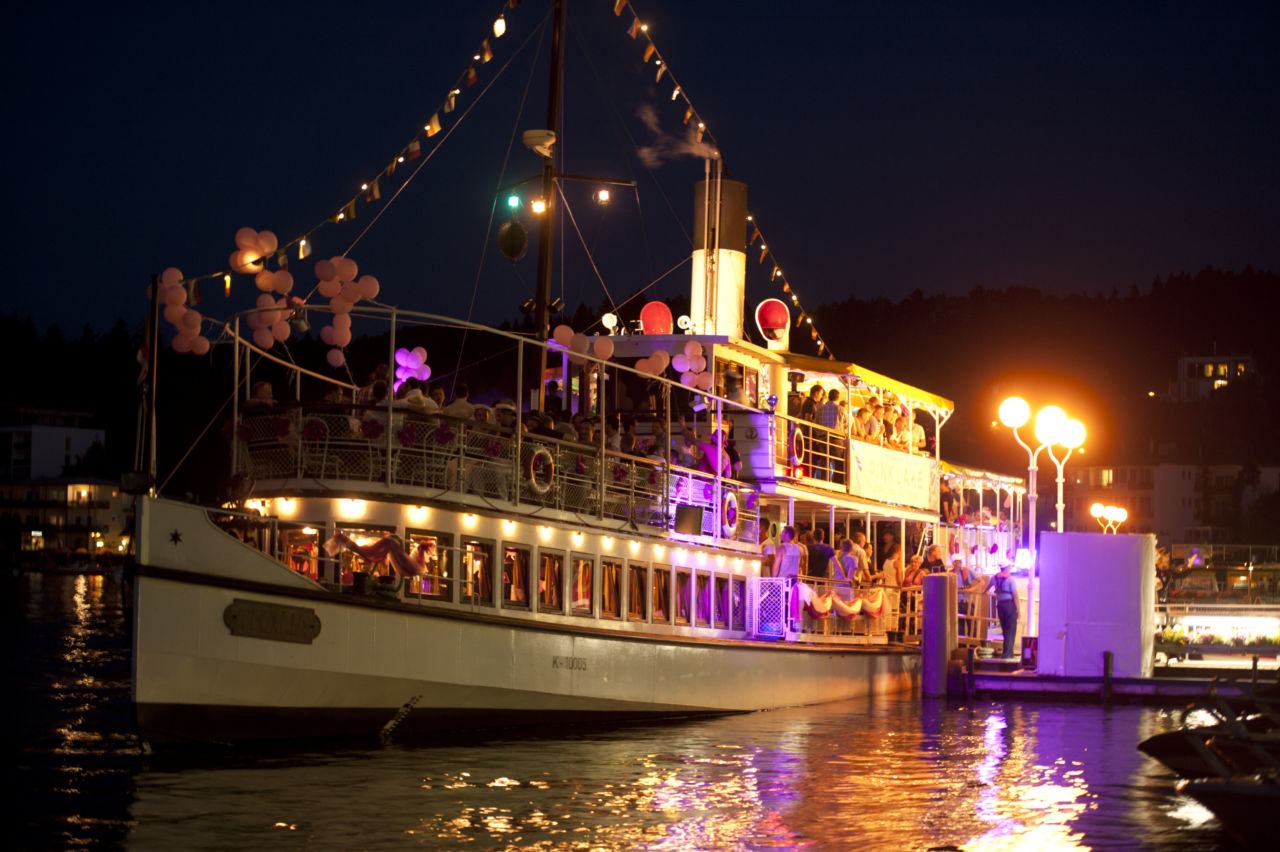 Die Pink Lake Boat Cruise Party gilt als eines der Highlights des Festivals.