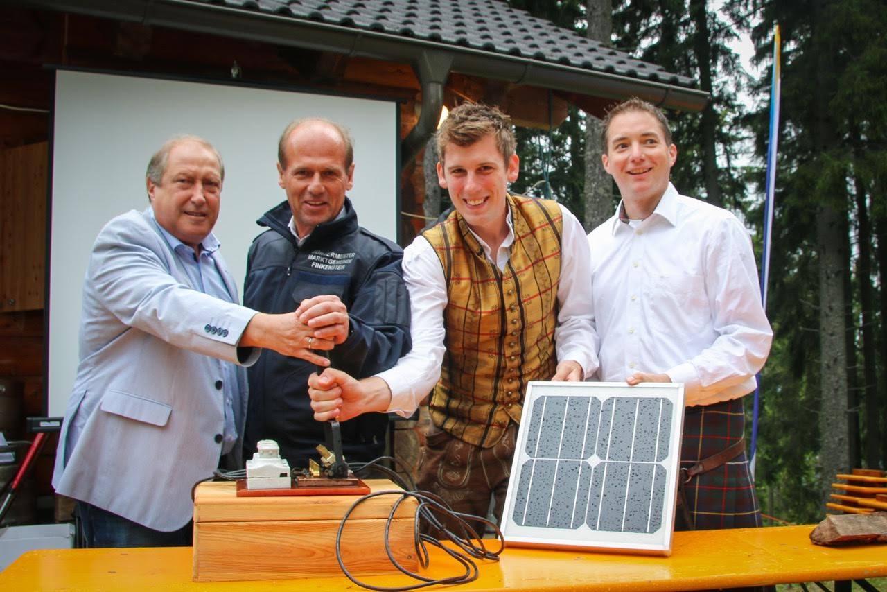 (v.l.n.r.): Landesrat Rolf Holub, Bürgermeister Christian Poglitsch, Matthias Nadrag und Michael Jaindl (Kärnten Solar)