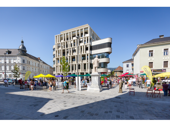 Blick auf den neuen Hans-Gasser-Platz und das neue Wohn- und Geschäftsgebäude 
