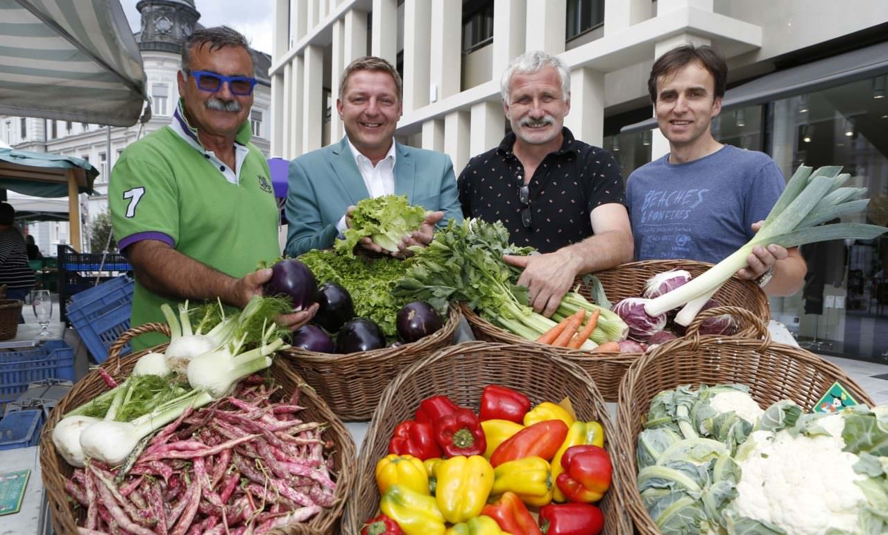  Bürgermeister Günther Albel mit Bio-Obmann Markus Steiner (Zweiter von rechts) und den Direktvermarktern Luciano Romanelli (links) und Reinhard Skofitsch freuen sich auf das Herbstfest