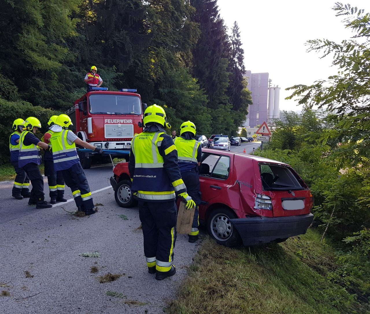Die verunfallte Person wurde gerettet, dem Rettungsdienst übergeben und das Auto geborgen.