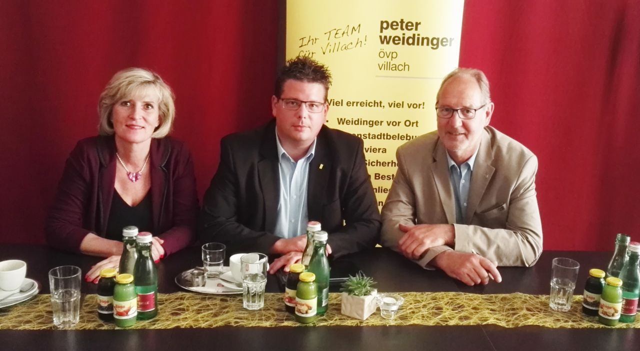 Die neue Gemeinderätin Christine Mirnig, mit ÖVP-Klubobmann Christian Pober und Wirtschaftskammer-Bezirksstellenobmann Bernhard Plasounig