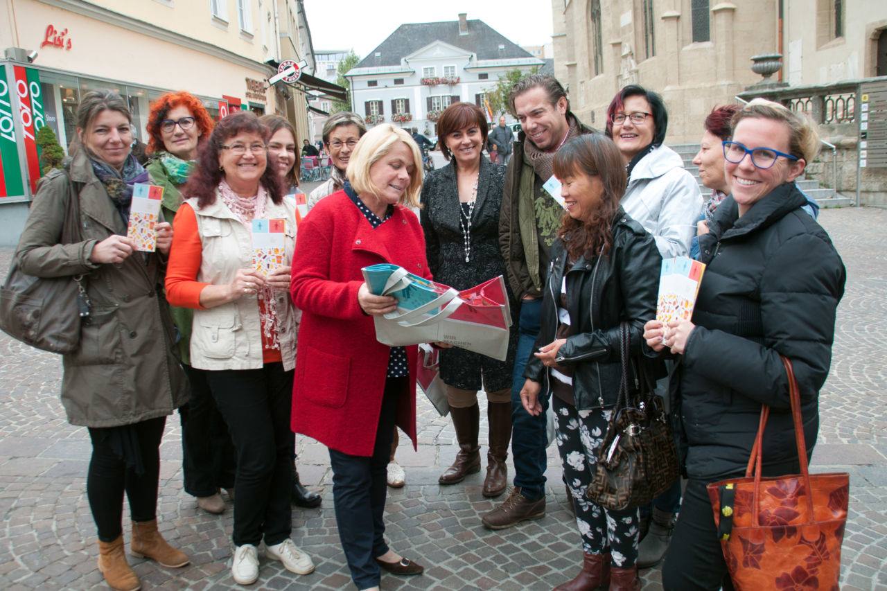 Frauenreferentin Vzbgm. Gerda Sandriesser, Vzbgm. Petra Oberrauner sowie  mehrere Gemeinderätinnen machten heute im Rahmen einer Halbe-Halbe-Verteilaktion in der Villacher Altstadt auf den „Equal Pay Day“ am 12. Oktober aufmerksam.