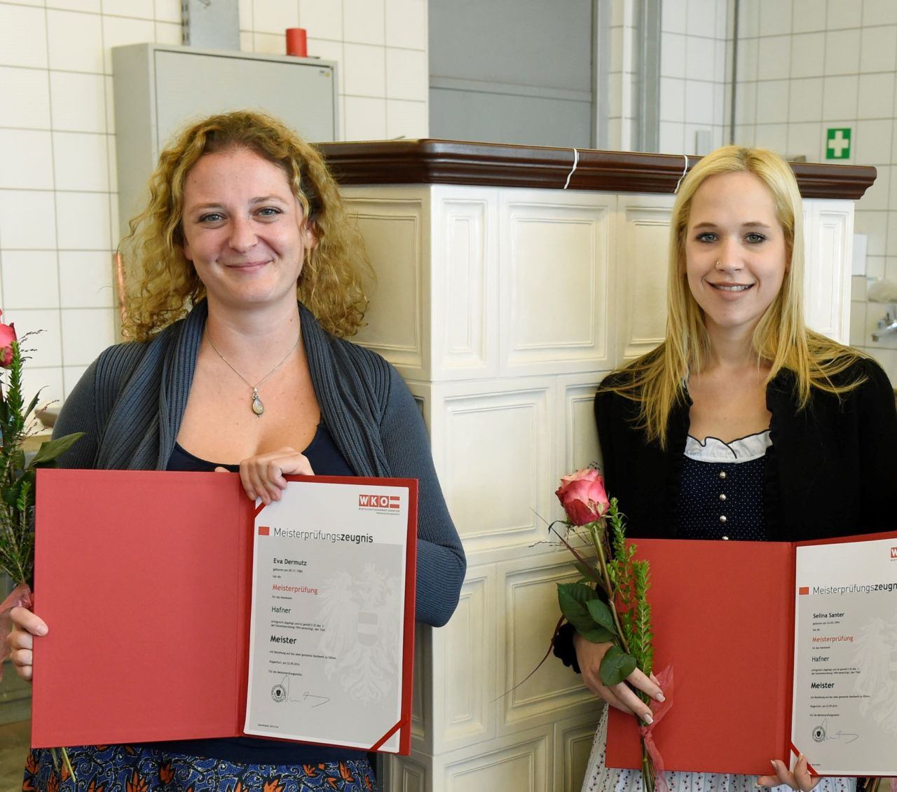 Die beiden Kärntner Hafnermeisterinnen Eva Dermutz (li.) und Selina Santer bei der Verleihung des Meisterbriefs.
