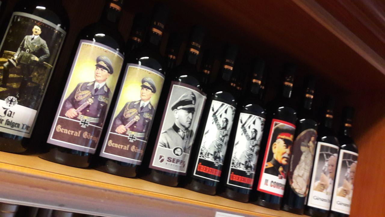 Wein mit einem schlechten Beigeschmack: Etiketten mit “Führer, wir folgen dir” oder die General Göring Weinflasche sind nur wenige hundert Meter von der Österreischichen Grenze erhältlich.