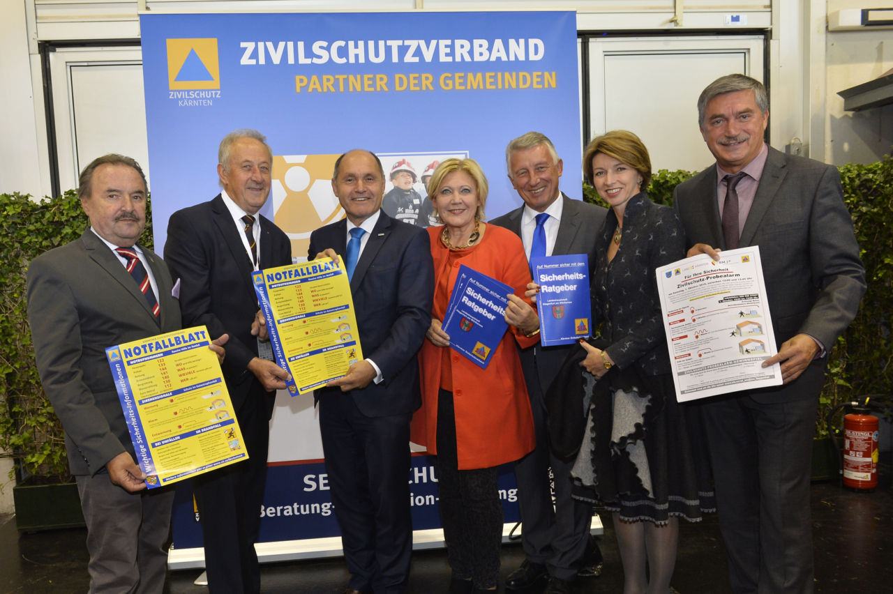 Zivilschutzverbandspräsident Rudi Schober präsentierte die Notfallblatt-Aktion auch Innenminister Wolfgang Sobotka.