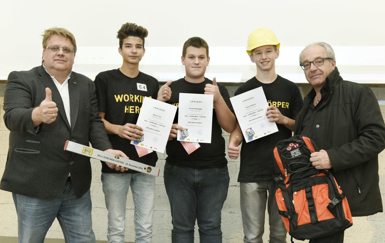 Bau-Landesinnungsmeister Robert Rauter (links) und Alois Peer, Landesgeschäftsführer der Gewerkschaft Bau-Holz, gratulierten den drei Erstplatzierten: Marcel Tirof, Daniel Hinteregger und Heinzi Gebhard.