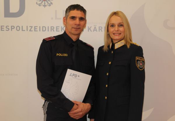 Gruppeninspektor Bernhard Zwittnigg mit Landespolizeidirektorin Mag. Dr. Michaela Kohlweiß