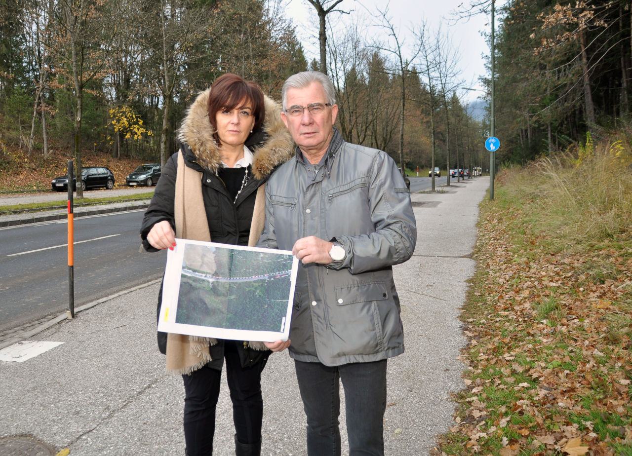 Vizebürgermeisterin Mag.a Dr.in Petra Oberrauner und Stadtrat Harald Sobe auf dem Geh- und Radweg entlang des Waldfriedhofes auf der Tiroler Straße.