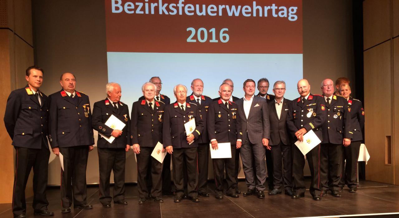 Bürgermeister Günther Albel und Feuerwehrreferent Stadtrat Harald Sobe  im Kreis der Feuerwehrkameraden, die seit 50 Jahren im Dienste der Sicherheit tätig sind.   