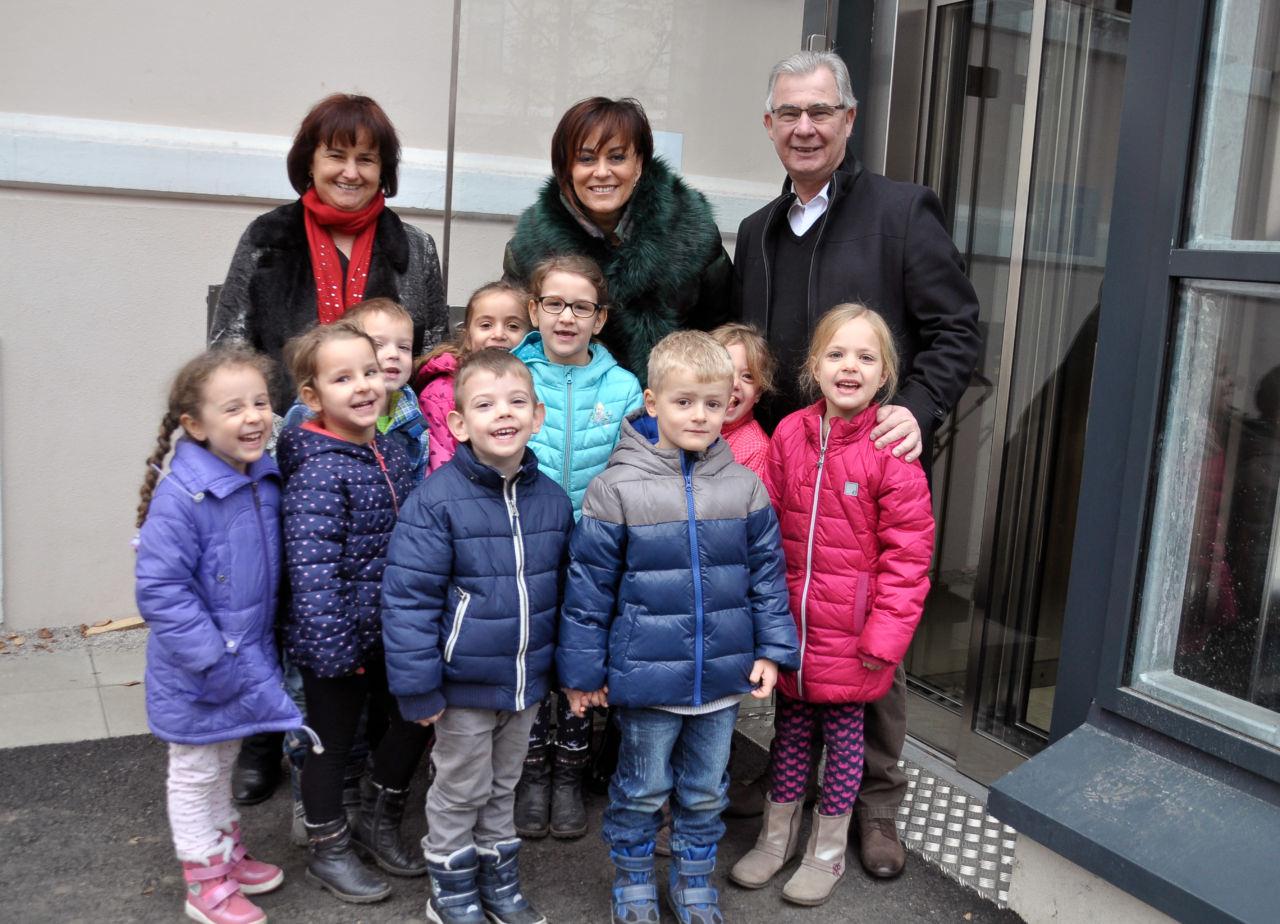 Kinder des Kindergartens Pestalozzi mit Vizebürgermeisterin Petra Oberrauner, Stadtrat Harald Sobe und Leiterin Gabriele Windhagauer 