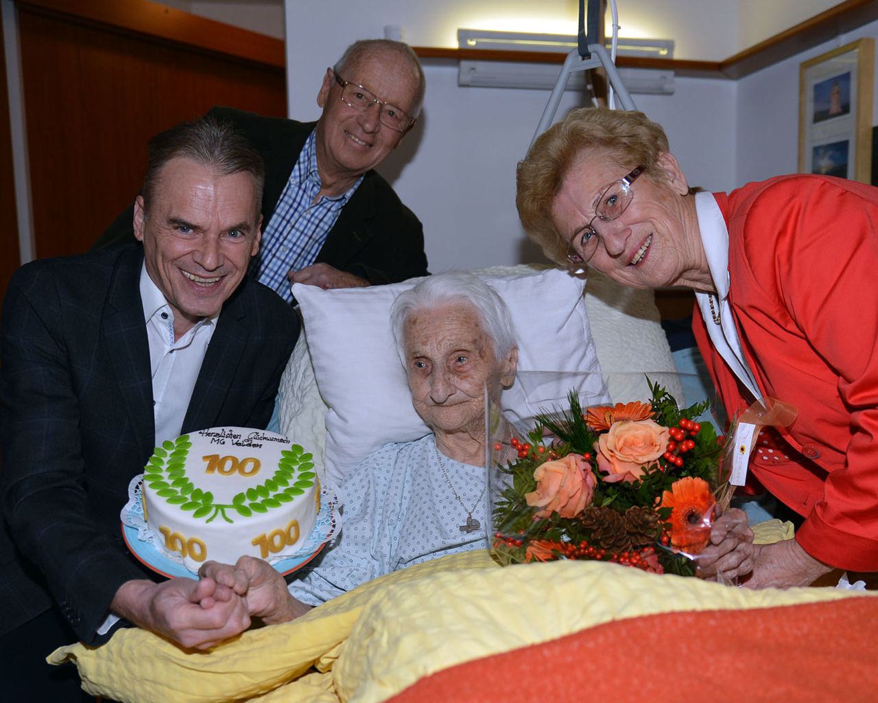 Bürgermeister Ferdinand Vouk gratulierte der Jubilarin im Kreise ihrer Familie