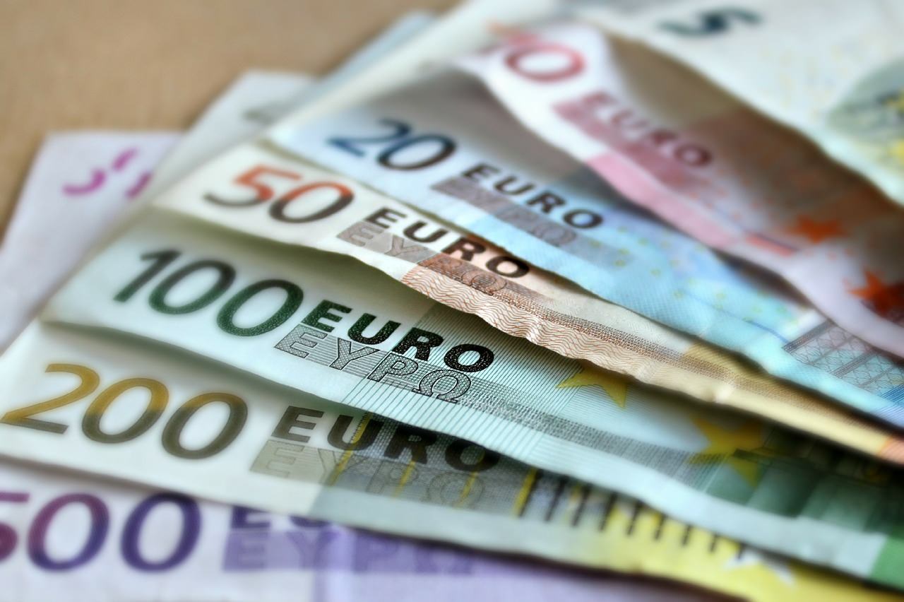 Beim Euro-Bus kann man alte Schilling Banknoten in Euro umtauschen. Außerdem erhält man Informationen über die Kernaufgaben der OeNB.