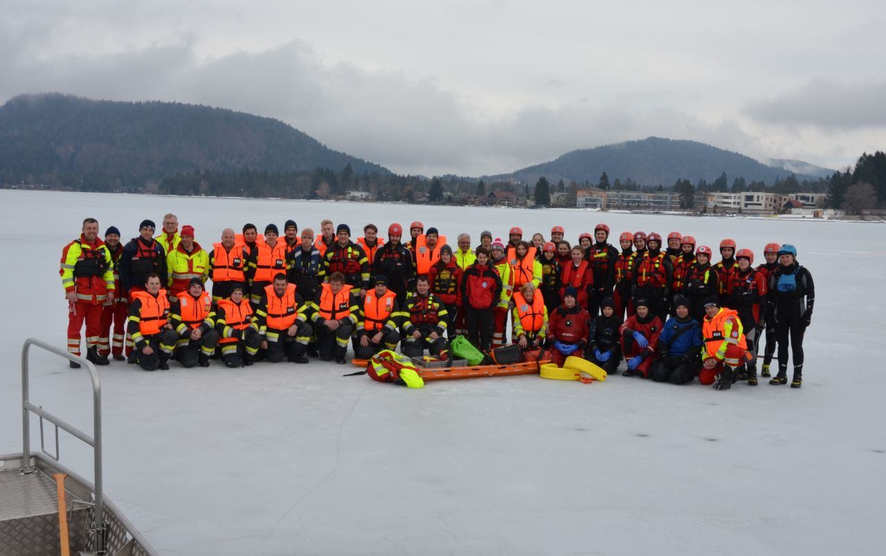 Wasserretter und Feuerwehrmänner übten gemeinsam für den Ernstfall bei Eisunfällen