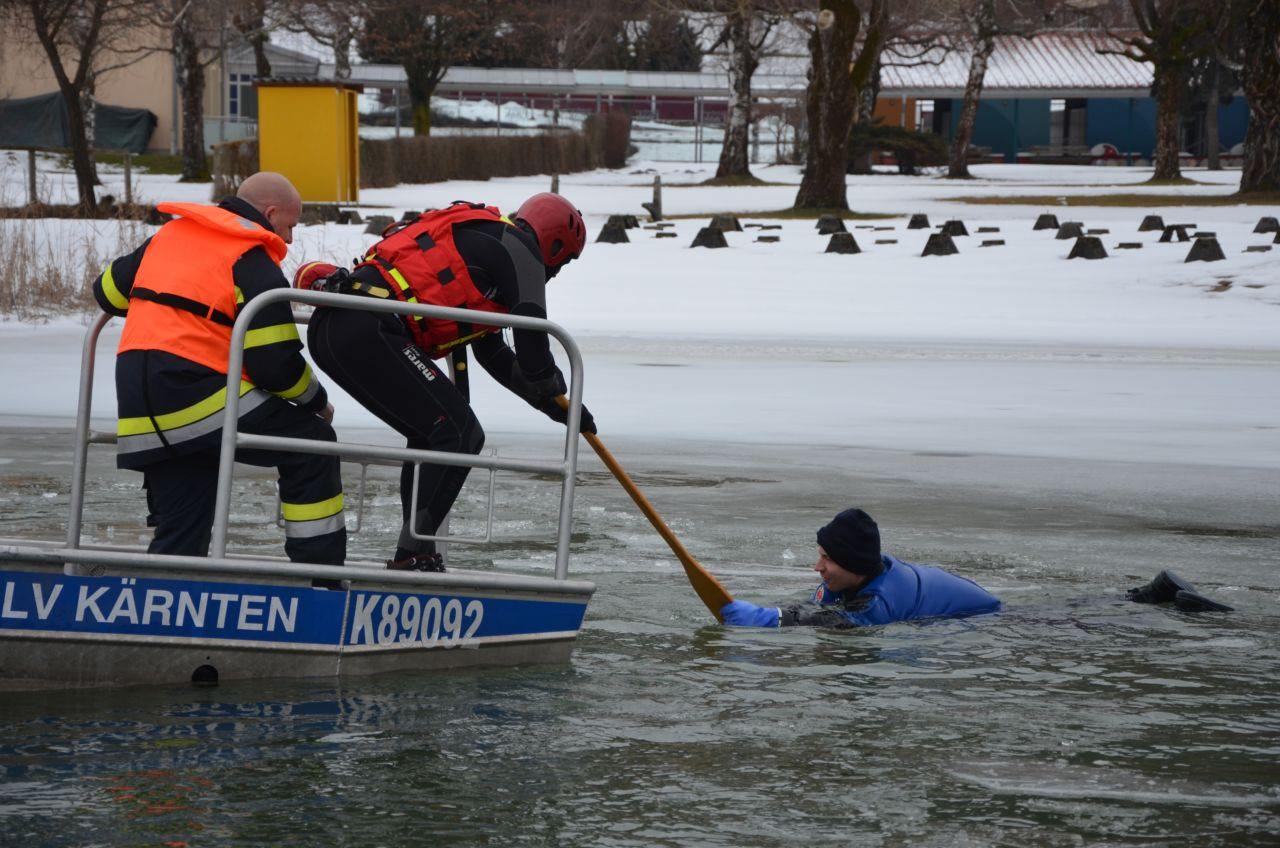 Auch das Eisrettungsboot des ÖWR-Landesverbandes kam im Rahmen der Übung zum Einsatz. Dieses Boot wird auch im Hochwassereinsatz verwendet.