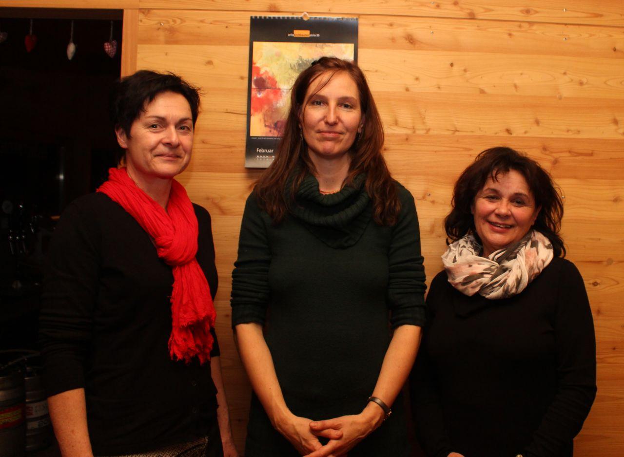 Die Autorin Ulli Moschen mit Kulturreferentin VM Christine Sitter und Monika Knapp vom Café Seerose