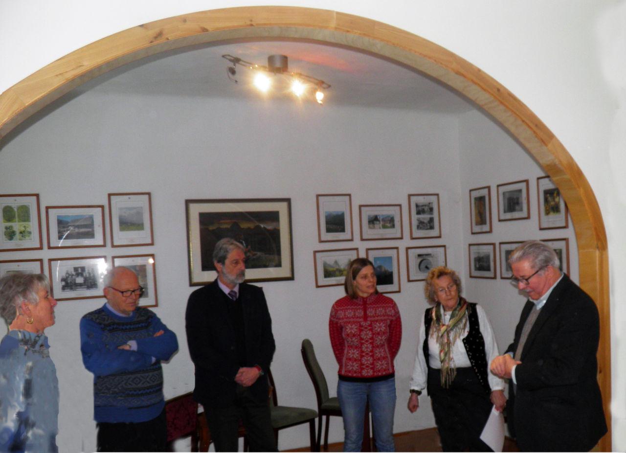 Zahlreiche Vertreter der Gemeinde Tarvis und des Kanaltaler Kulturvereins Kärnten waren bei der Eröffnung anwesend.
