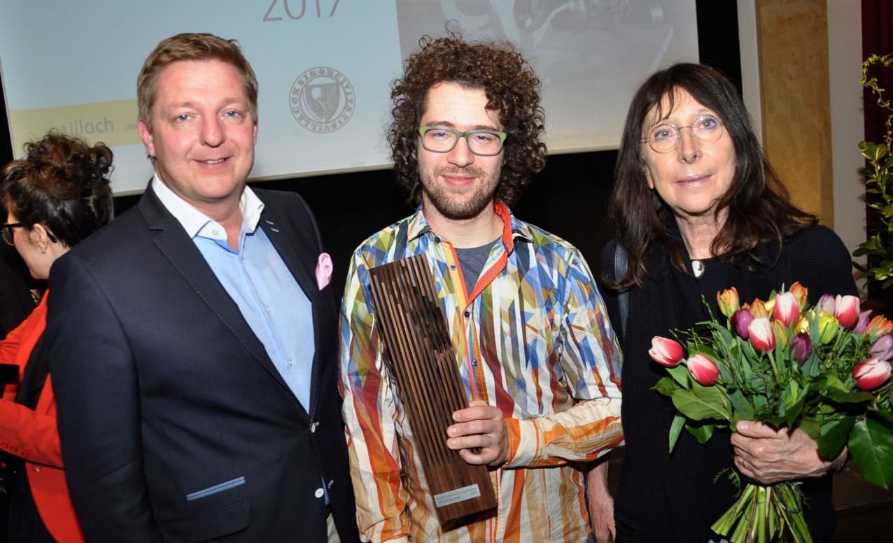 Bürgermeister Günther Albel, Preisträger David Stockenreitner und Christine Gironcoli.