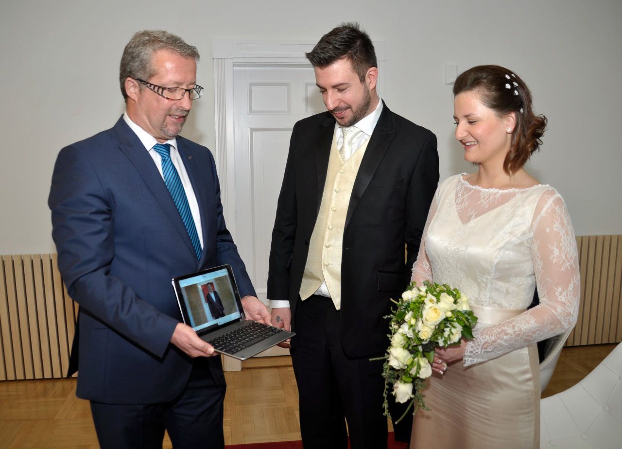 Das frischgebackene Ehepaar Silke und Bernd Wechdorn mit Standesbeamten Gerhard Gruber, der die Glückwünsche Bürgermeister Günther Albels per Videobotschaft überbrachte.