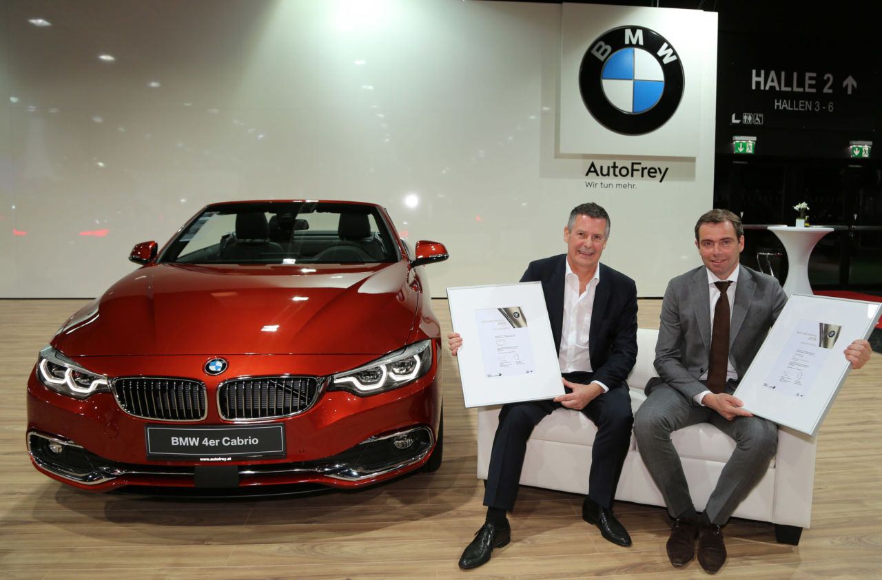 AutoFrey Geschäftsführer Josef Roider (li.) freut sich über die Auszeichnungen, die von
BMW Austria Geschäftsführer Chris Collet überreicht wurden.