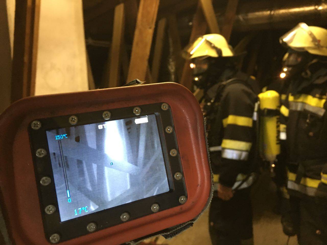 Durch Atemschutzträger wurde mittels Wärmebildkamera der Dachstuhl kontrolliert und der zuständige Rauchfangkehrer alarmiert.